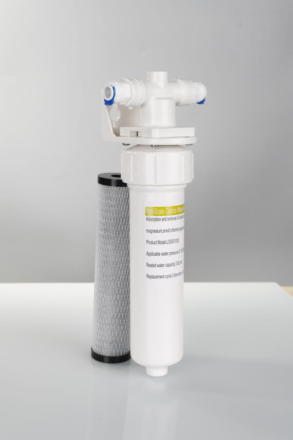 Under-sink drinking water filter with its filter cartridge